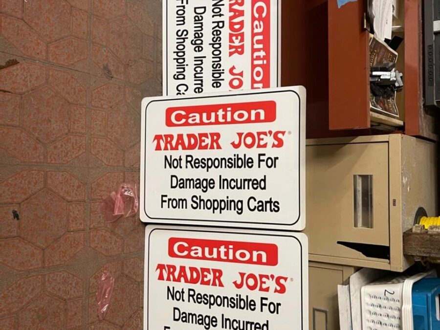 Manhattan Beach, CA – Aluminum And PVC Parking Signs For Trader Joe’s Retail Store